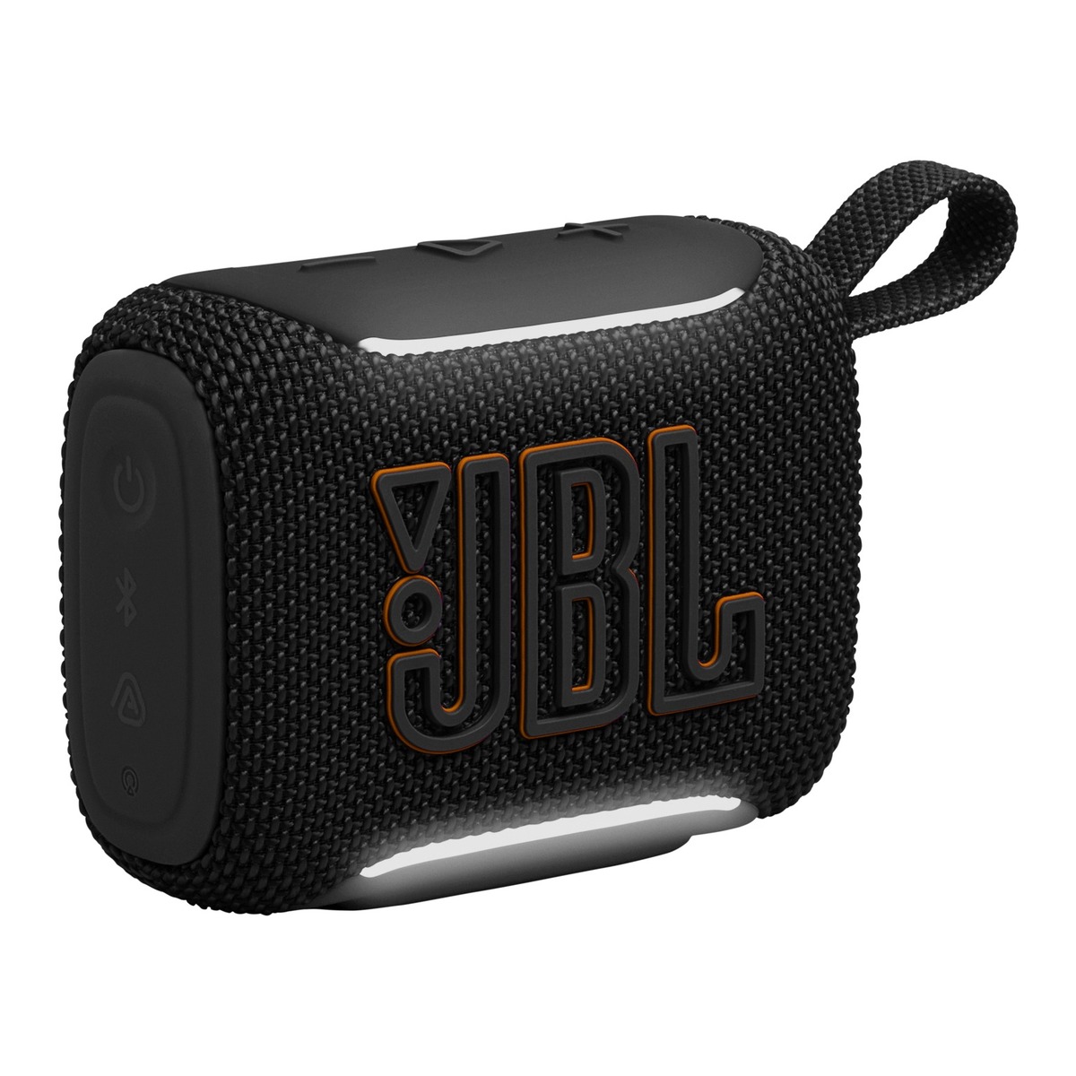 オレンジで縁取ったJBLロゴとストラップが付いた黒いJBL Go 5を斜め前から見た製品写真、白背景