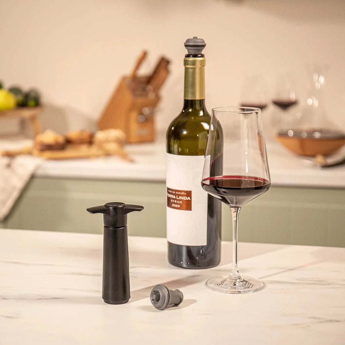 Vacu Vin Original Wine Saver, Black, with 2 stoppers