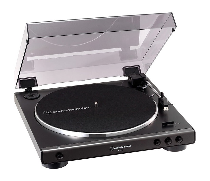 ダークガンメタリックのAudio-Technica AT-LP60Xを左斜め前から見た製品写真。スモークのダストカバーを開け、audio-technicaロゴ入りの黒いフェルトマットと銀色の縁のプラッター、前面に丸いボタン3つ