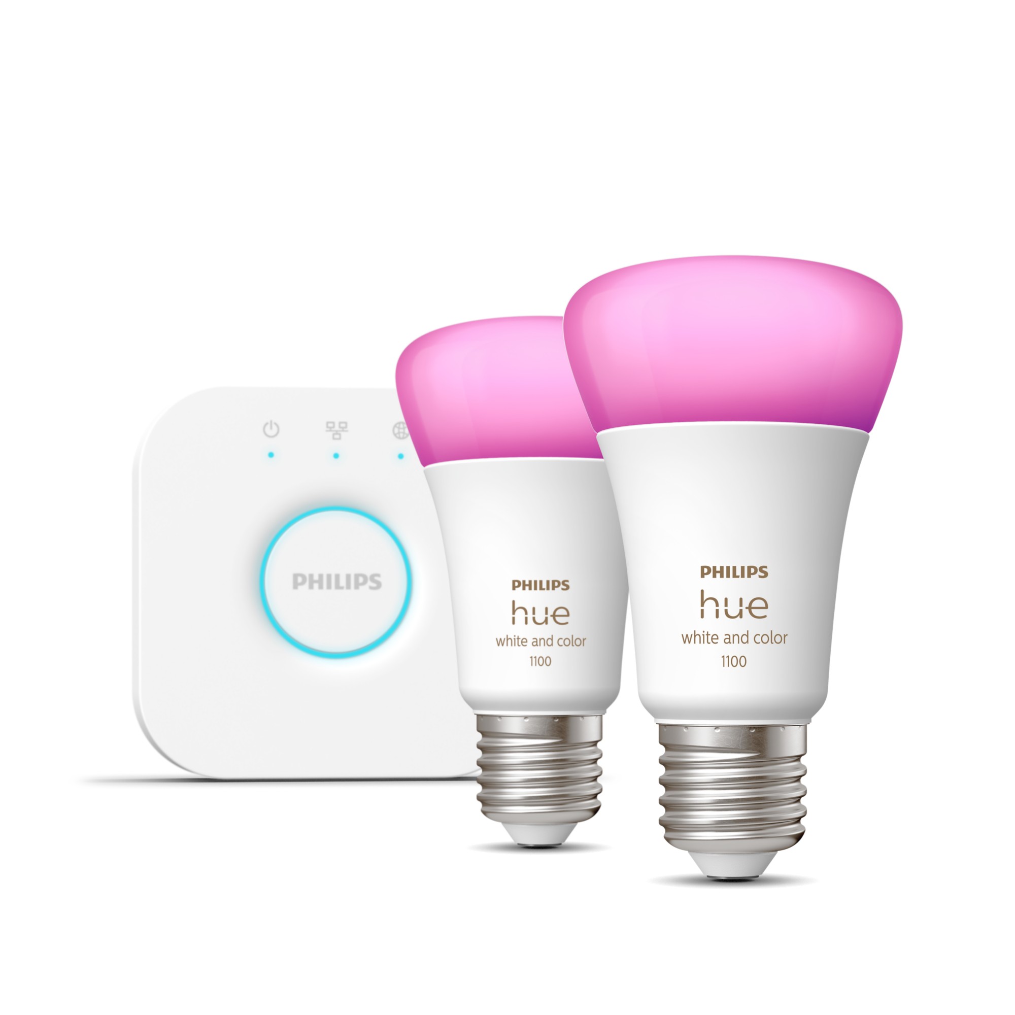 Due lampadine Philips Hue E27 con la calotta accesa in magenta e la stampa «Philips hue white and color 1100», accanto al Bridge bianco squadrato con anello azzurro attorno al pulsante centrale e tre spie accese, su sfondo bianco