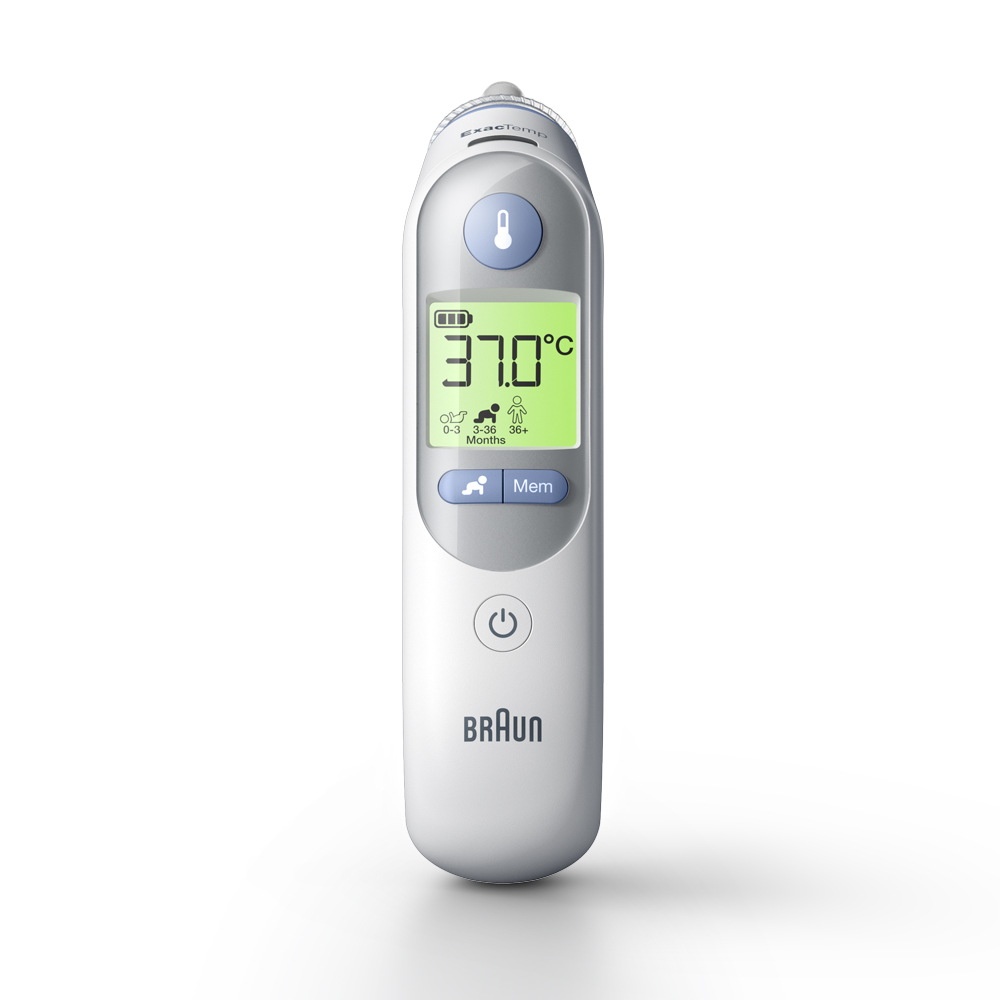 Termómetro de oído Braun ThermoScan 7 blanco visto de frente, con la sonda arriba, la marca ExacTemp, el botón azul de medición, la pantalla retroiluminada en verde que marca 37,0 °C con los iconos de edad 0-3, 3-36 y 36+, los botones azules de edad y memoria y el botón de encendido, sobre fondo blanco